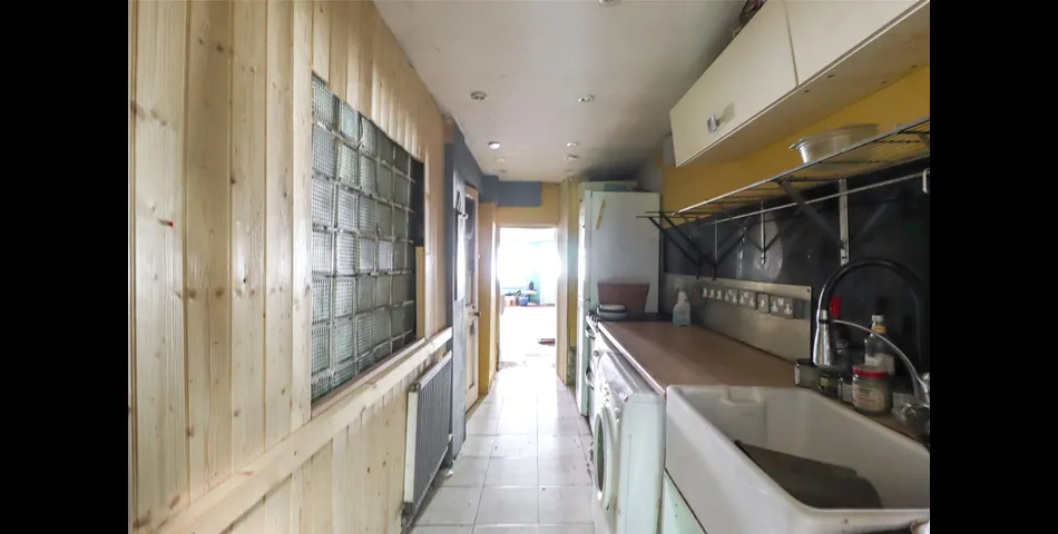 NO ONWARD CHAIN 
REQUIRING MODERNISATION 
OPEN PLAN LOUNGE / DINING ROOM 
REAR CONSERVATORY 
LARGE GARDEN 
CLOSE PROXIMI