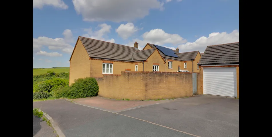 37 Morton Drive, Torrington, Devon, EX38 7AS