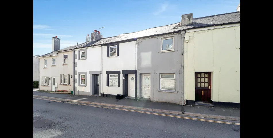 NO ONWARD CHAIN 
REQUIRING MODERNISATION 
OPEN PLAN LOUNGE / DINING ROOM 
REAR CONSERVATORY 
LARGE GARDEN 
CLOSE PROXIMI