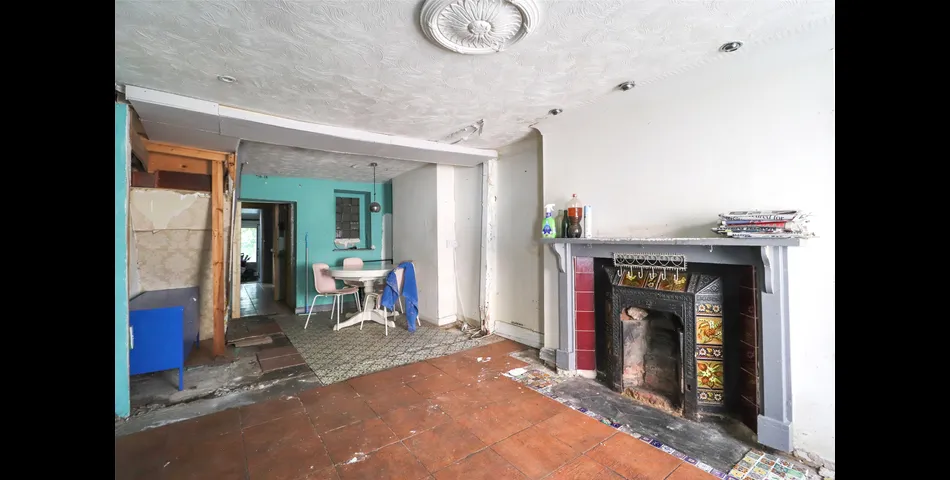 NO ONWARD CHAIN 
REQUIRING MODERNISATION 
OPEN PLAN LOUNGE / DINING ROOM 
REAR CONSERVATORY 
LARGE GARDEN 
CLOSE PROXIMI
