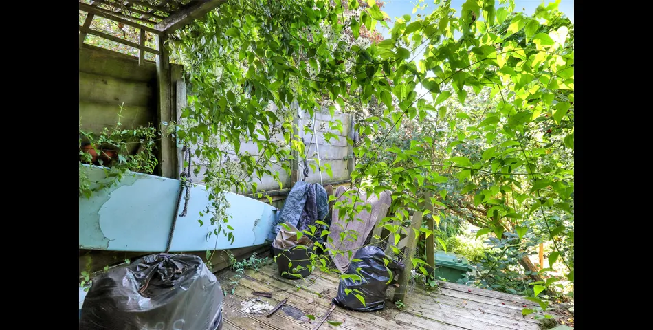 NO ONWARD CHAIN 
REQUIRING MODERNISATION 
OPEN PLAN LOUNGE / DINING ROOM 
REAR CONSERVATORY 
LARGE GARDEN 
CLOSE PROXIMI