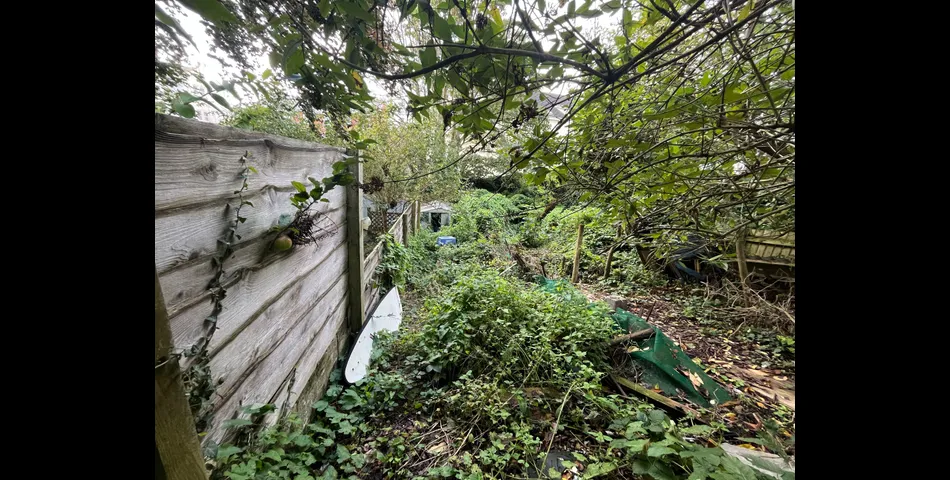 NO ONWARD CHAIN 
REQUIRING MODERNISATION 
OPEN PLAN LOUNGE / DINING ROOM 
REAR CONSERVATORY 
LARGE GARDEN 
CLOSE PROXIMI