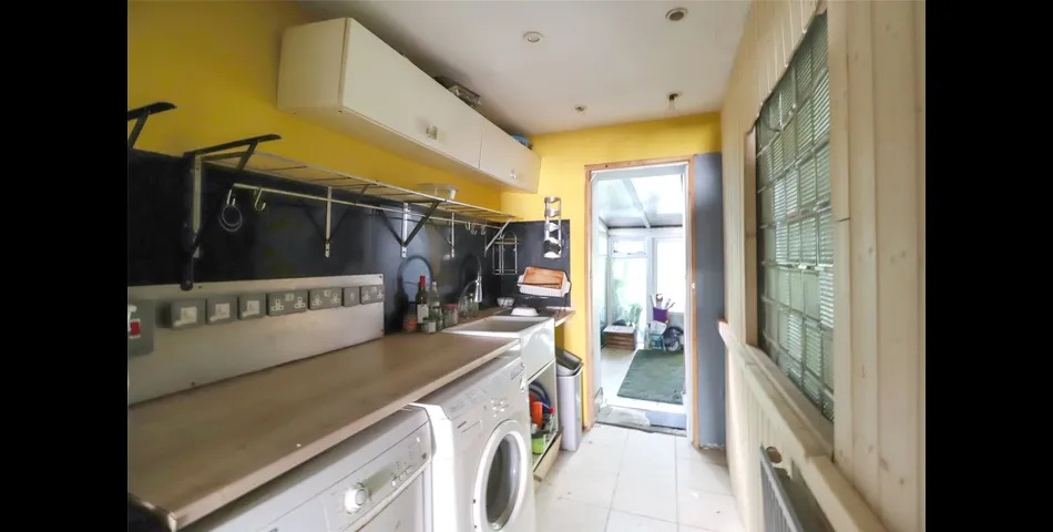 NO ONWARD CHAIN 
REQUIRING MODERNISATION 
OPEN PLAN LOUNGE / DINING ROOM 
REAR CONSERVATORY 
LARGE GARDEN 
CLOSE PROXIMI