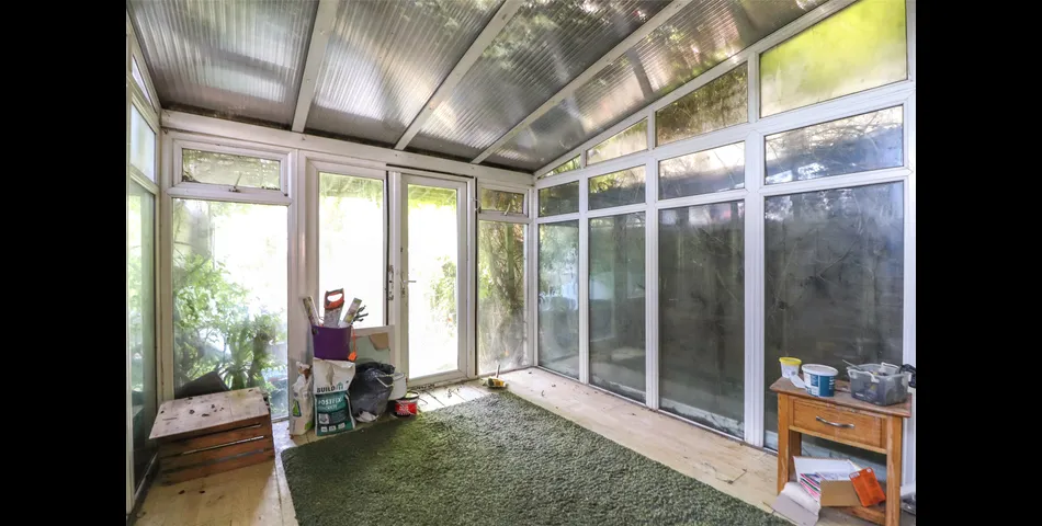 NO ONWARD CHAIN 
REQUIRING MODERNISATION 
OPEN PLAN LOUNGE / DINING ROOM 
REAR CONSERVATORY 
LARGE GARDEN 
CLOSE PROXIMI