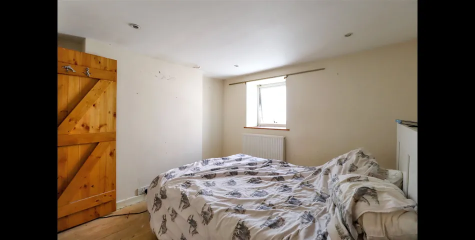 NO ONWARD CHAIN 
REQUIRING MODERNISATION 
OPEN PLAN LOUNGE / DINING ROOM 
REAR CONSERVATORY 
LARGE GARDEN 
CLOSE PROXIMI
