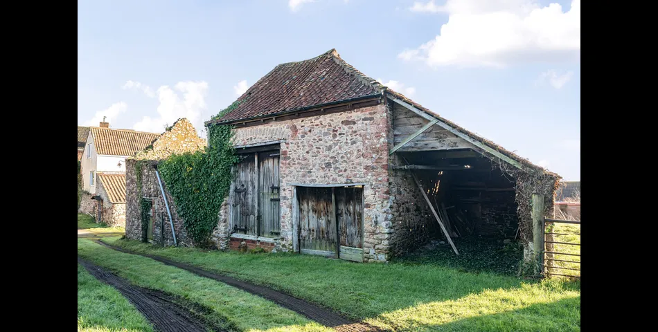 DETACHED GRADE II FARMHOUSE WITH BARNS AND PADDOCK OFFERING IMMENSE POTENTIAL