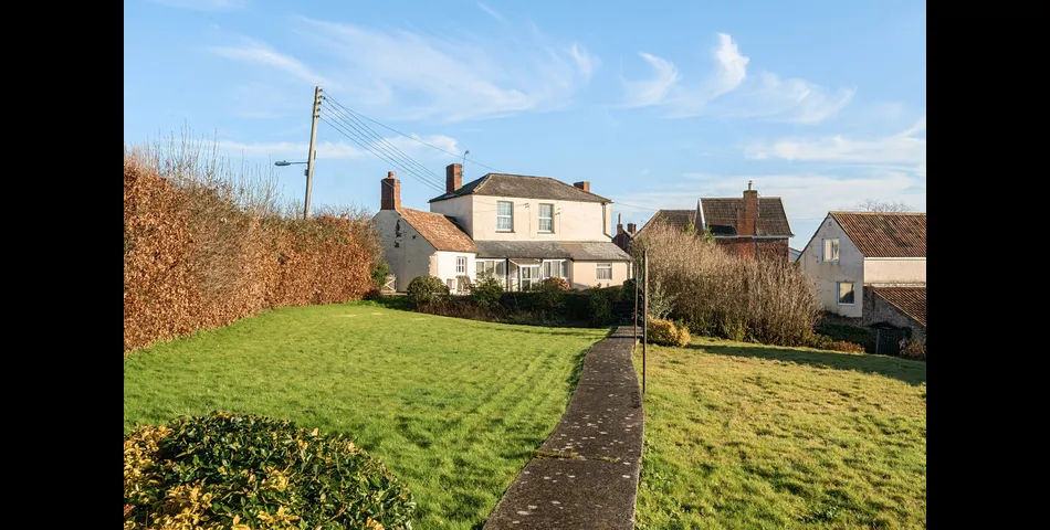 DETACHED GRADE II FARMHOUSE WITH BARNS AND PADDOCK OFFERING IMMENSE POTENTIAL