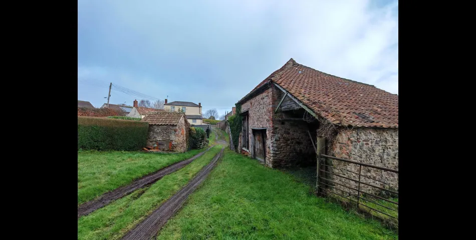DETACHED GRADE II FARMHOUSE WITH BARNS AND PADDOCK OFFERING IMMENSE POTENTIAL