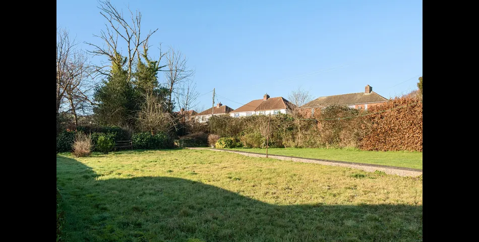 DETACHED GRADE II FARMHOUSE WITH BARNS AND PADDOCK OFFERING IMMENSE POTENTIAL