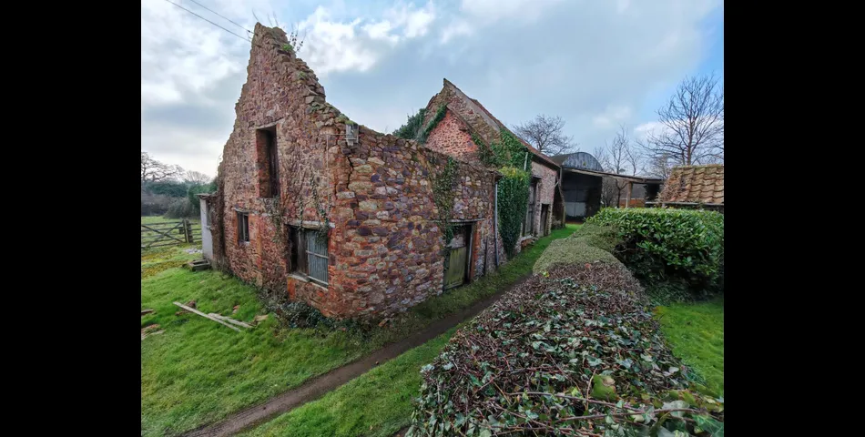 DETACHED GRADE II FARMHOUSE WITH BARNS AND PADDOCK OFFERING IMMENSE POTENTIAL