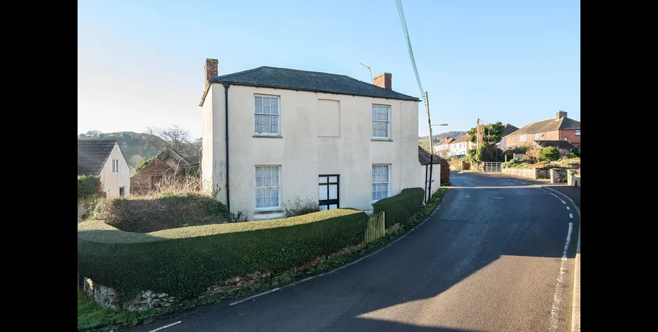 DETACHED GRADE II FARMHOUSE WITH BARNS AND PADDOCK OFFERING IMMENSE POTENTIAL