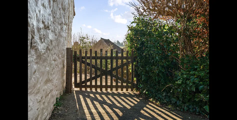 DETACHED GRADE II FARMHOUSE WITH BARNS AND PADDOCK OFFERING IMMENSE POTENTIAL