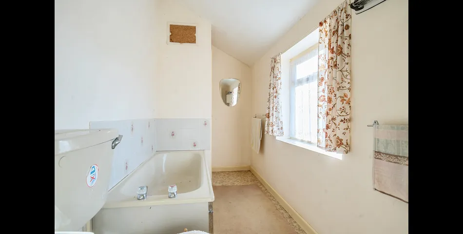 DETACHED GRADE II FARMHOUSE WITH BARNS AND PADDOCK OFFERING IMMENSE POTENTIAL