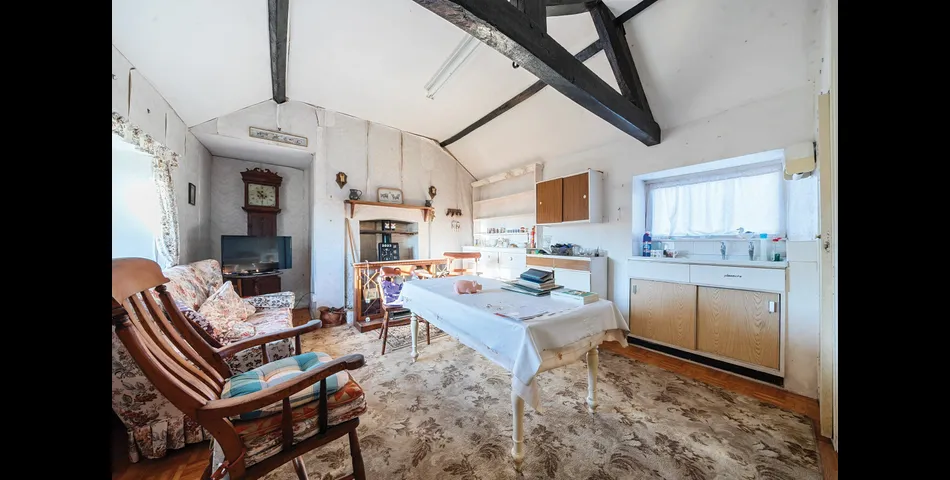 DETACHED GRADE II FARMHOUSE WITH BARNS AND PADDOCK OFFERING IMMENSE POTENTIAL