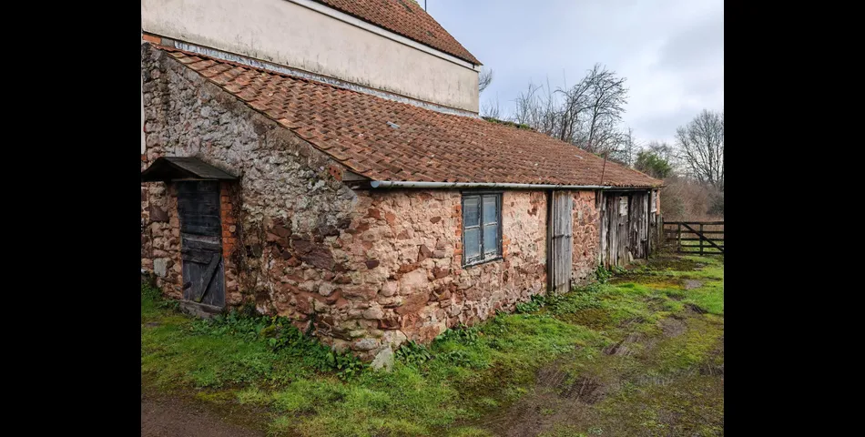 DETACHED GRADE II FARMHOUSE WITH BARNS AND PADDOCK OFFERING IMMENSE POTENTIAL