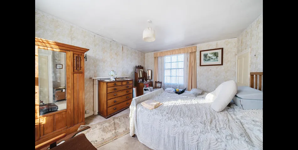 DETACHED GRADE II FARMHOUSE WITH BARNS AND PADDOCK OFFERING IMMENSE POTENTIAL