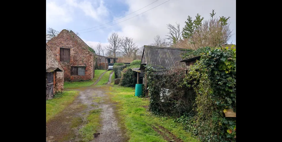 DETACHED GRADE II FARMHOUSE WITH BARNS AND PADDOCK OFFERING IMMENSE POTENTIAL