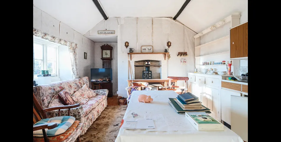 DETACHED GRADE II FARMHOUSE WITH BARNS AND PADDOCK OFFERING IMMENSE POTENTIAL