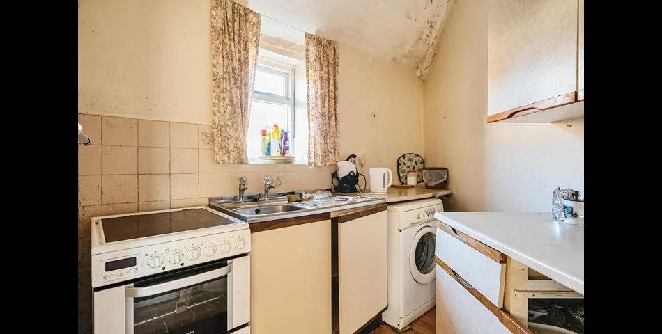 DETACHED GRADE II FARMHOUSE WITH BARNS AND PADDOCK OFFERING IMMENSE POTENTIAL
