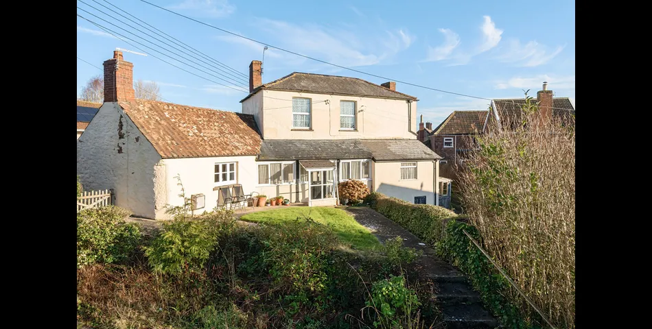 DETACHED GRADE II FARMHOUSE WITH BARNS AND PADDOCK OFFERING IMMENSE POTENTIAL