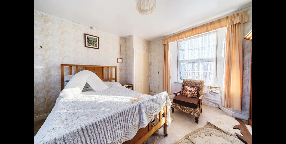 DETACHED GRADE II FARMHOUSE WITH BARNS AND PADDOCK OFFERING IMMENSE POTENTIAL
