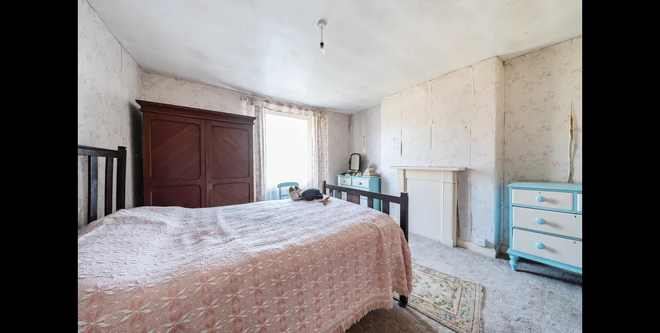 DETACHED GRADE II FARMHOUSE WITH BARNS AND PADDOCK OFFERING IMMENSE POTENTIAL