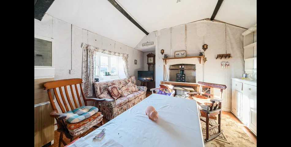DETACHED GRADE II FARMHOUSE WITH BARNS AND PADDOCK OFFERING IMMENSE POTENTIAL