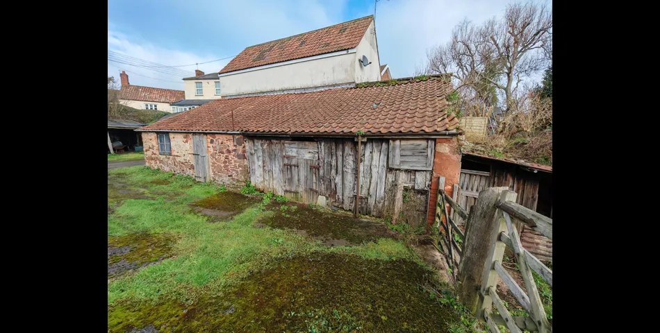 DETACHED GRADE II FARMHOUSE WITH BARNS AND PADDOCK OFFERING IMMENSE POTENTIAL