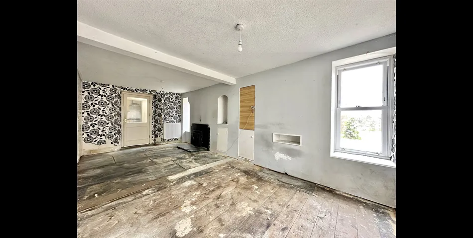 Spacious semi-detached family home in the sea front area of the town