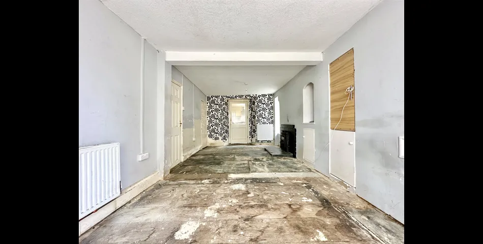 Spacious semi-detached family home in the sea front area of the town