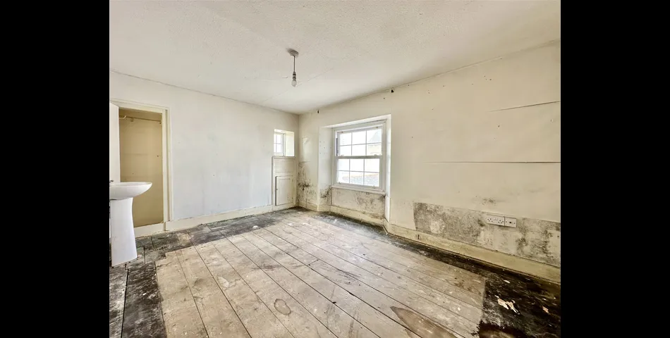 Spacious semi-detached family home in the sea front area of the town