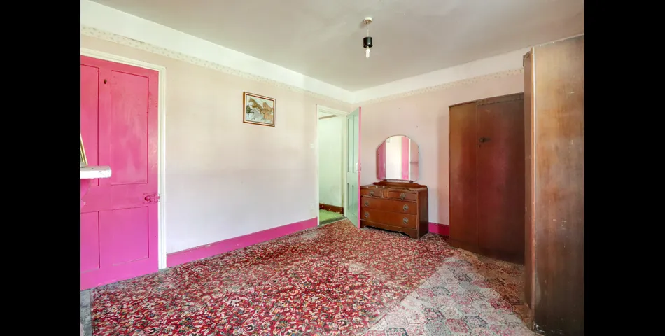 IDEAL RENTAL INVESTMENT OR STARTER HOME -Two Bedroom Period Cottage Located in Bideford Centre with courtyard 