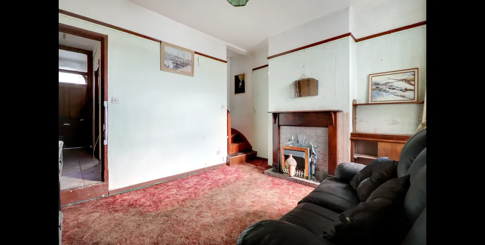 IDEAL RENTAL INVESTMENT OR STARTER HOME -Two Bedroom Period Cottage Located in Bideford Centre with courtyard 