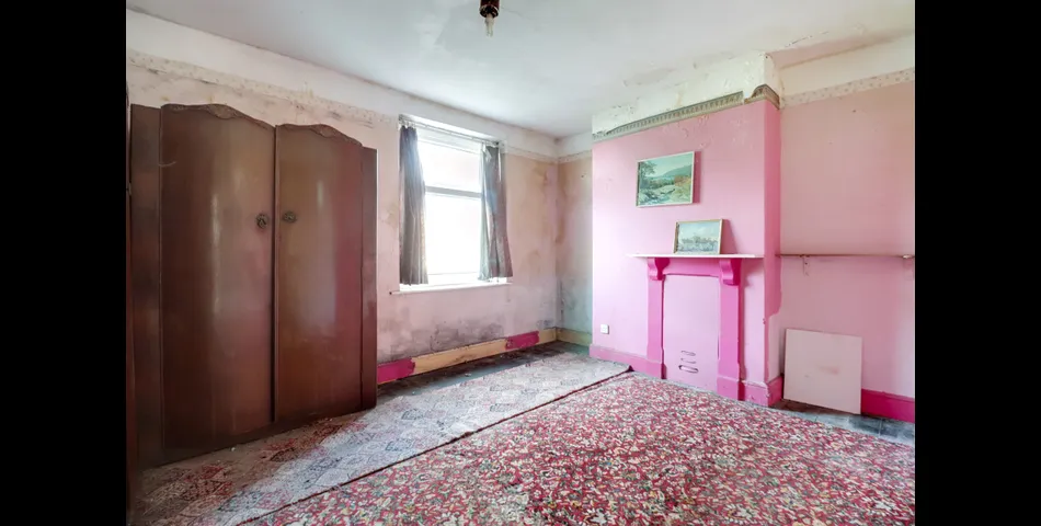 IDEAL RENTAL INVESTMENT OR STARTER HOME -Two Bedroom Period Cottage Located in Bideford Centre with courtyard 