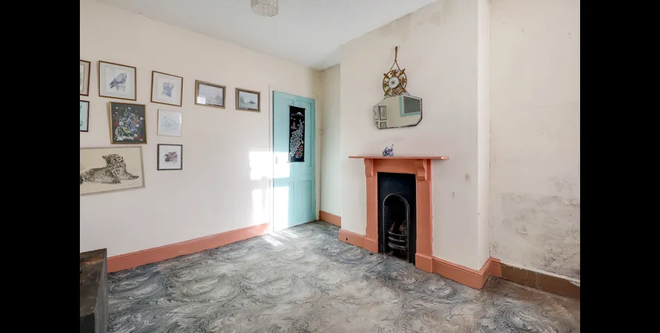 IDEAL RENTAL INVESTMENT OR STARTER HOME -Two Bedroom Period Cottage Located in Bideford Centre with courtyard 