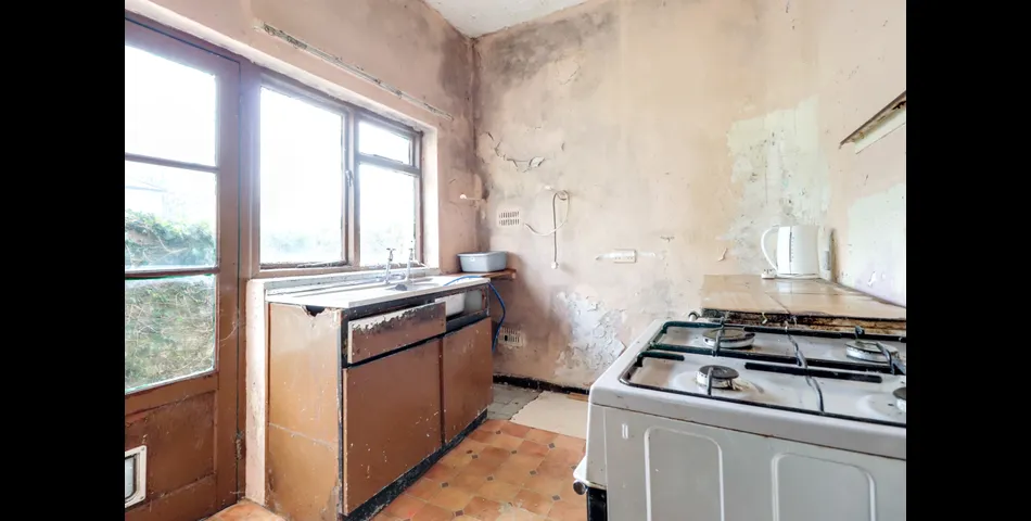 IDEAL RENTAL INVESTMENT OR STARTER HOME -Two Bedroom Period Cottage Located in Bideford Centre with courtyard 