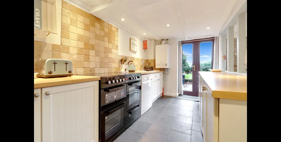 TWO BEDROOM HOLIDAY HOME IN WOOLSERY, NORTH DEVON ONLY 4 MILES FROM THE COAST - IDEAL 2ND HOME OR HOLIDAY LET
