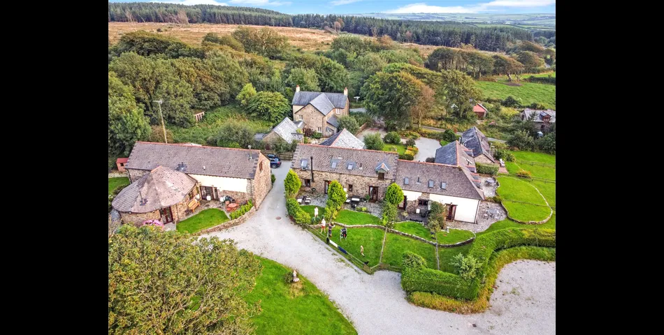 TWO BEDROOM HOLIDAY HOME IN WOOLSERY, NORTH DEVON ONLY 4 MILES FROM THE COAST - IDEAL 2ND HOME OR HOLIDAY LET