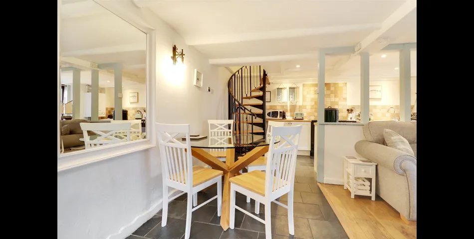 TWO BEDROOM HOLIDAY HOME IN WOOLSERY, NORTH DEVON ONLY 4 MILES FROM THE COAST - IDEAL 2ND HOME OR HOLIDAY LET