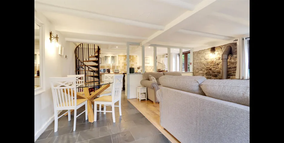 TWO BEDROOM HOLIDAY HOME IN WOOLSERY, NORTH DEVON ONLY 4 MILES FROM THE COAST - IDEAL 2ND HOME OR HOLIDAY LET