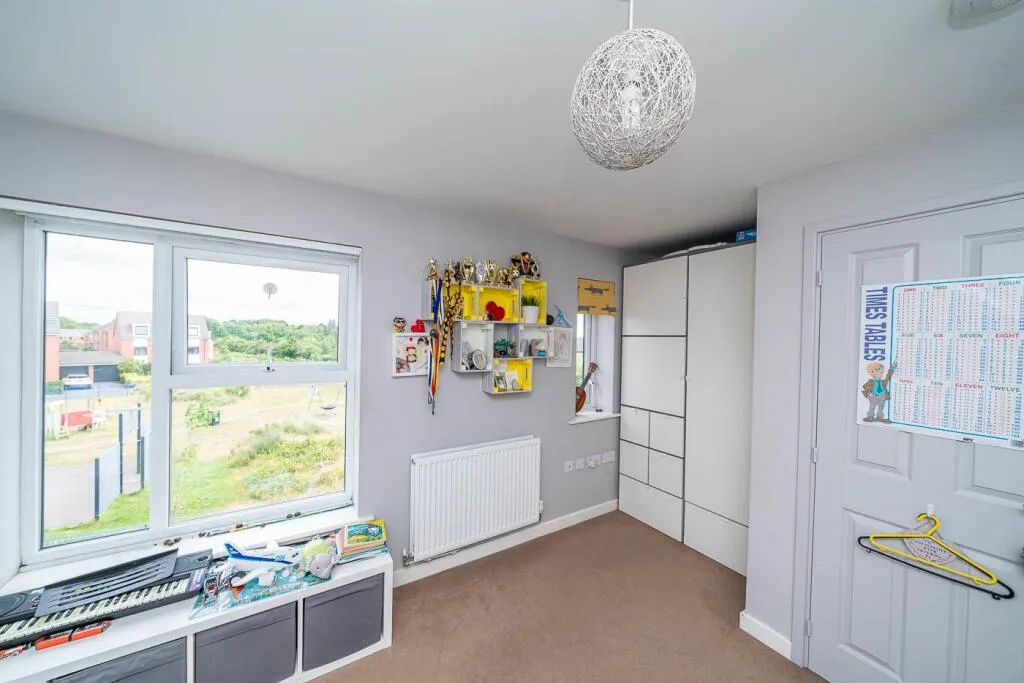 4 bed Semi-Detached