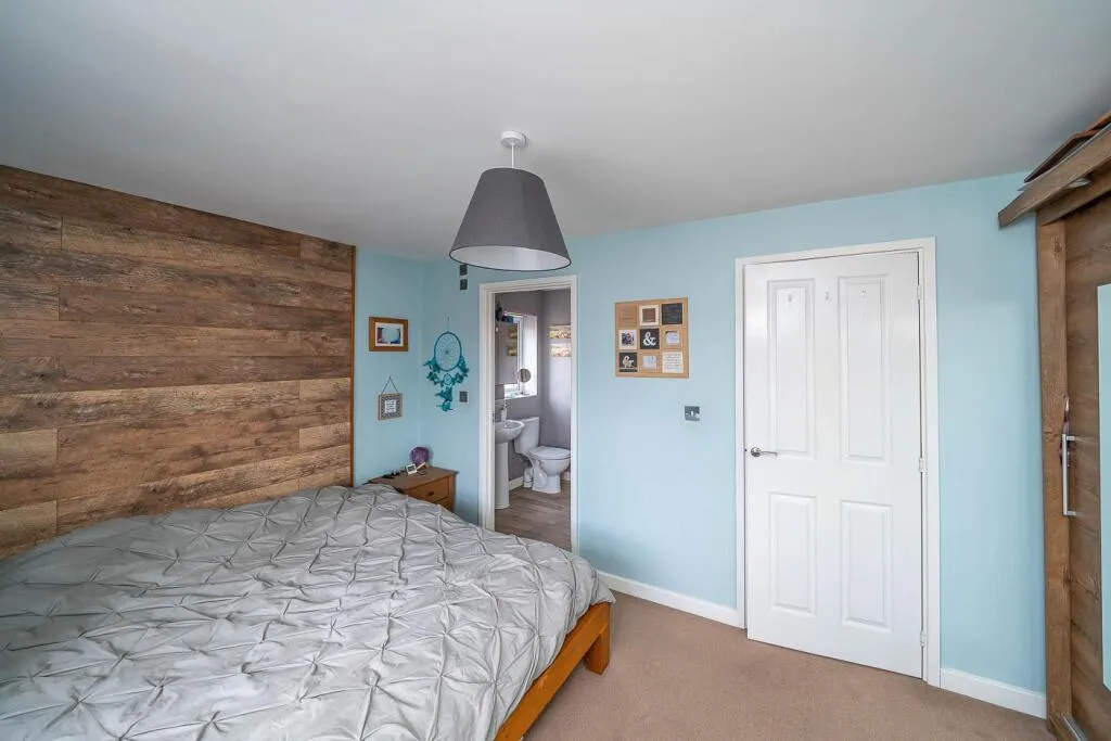 4 bed Semi-Detached