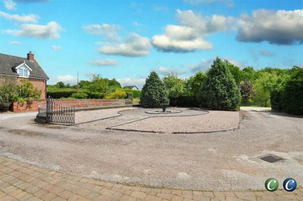 5 bed Detached