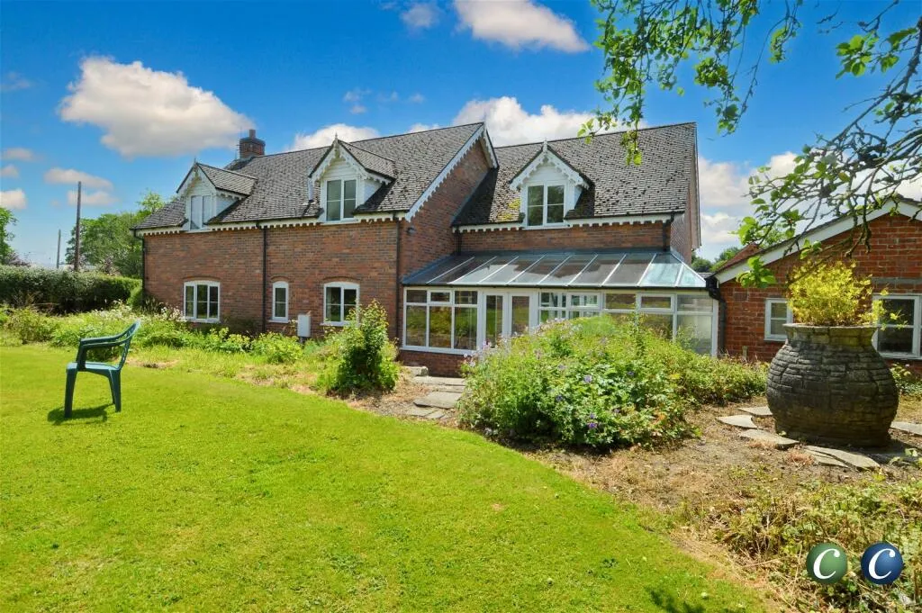 5 bed Detached
