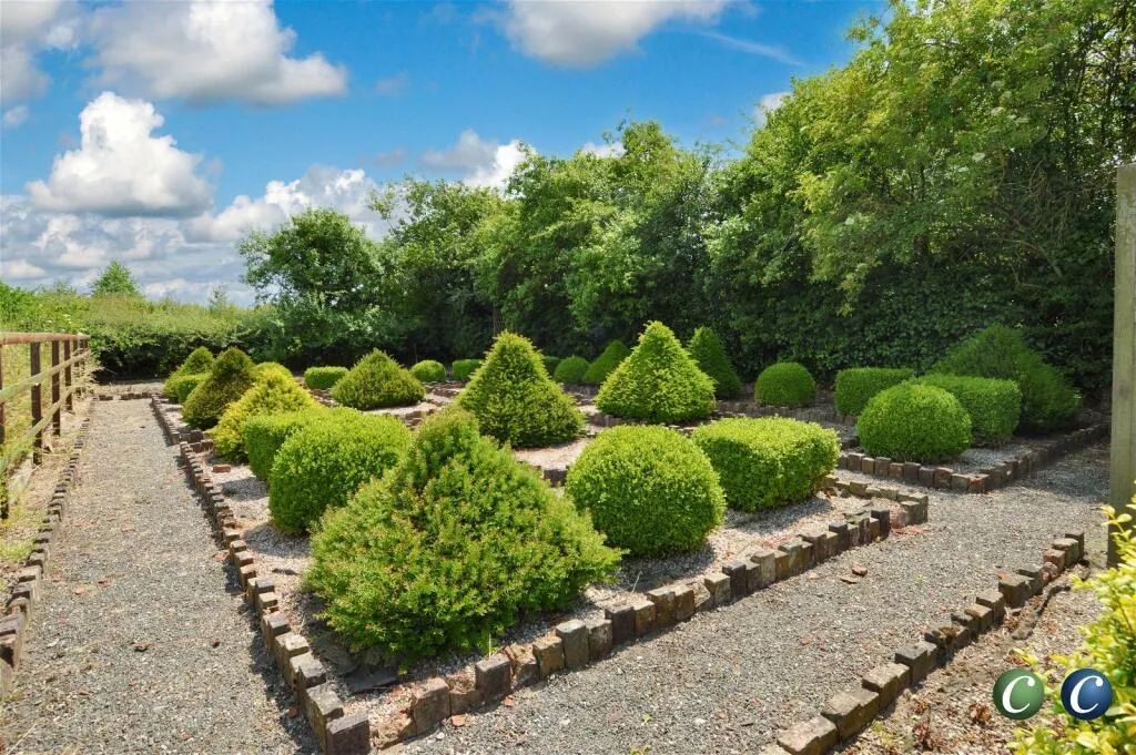 5 bed Detached