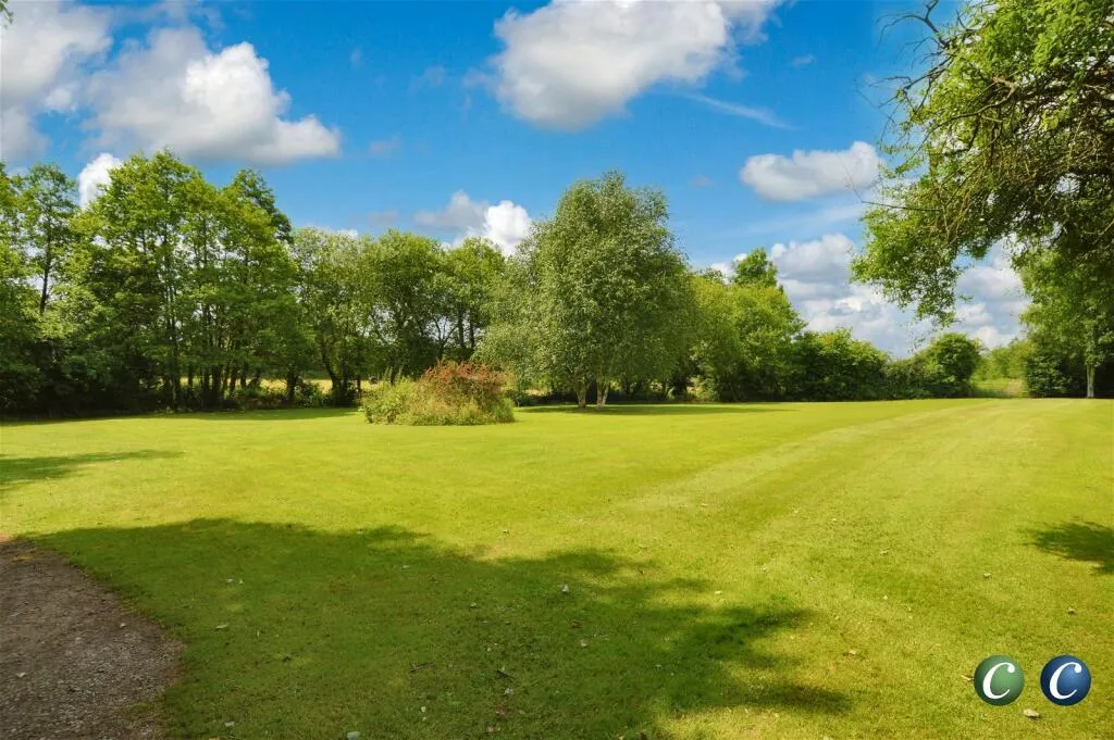 5 bed Detached