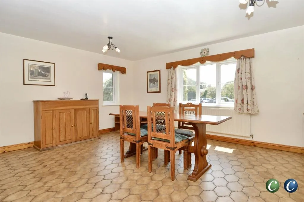5 bed Detached