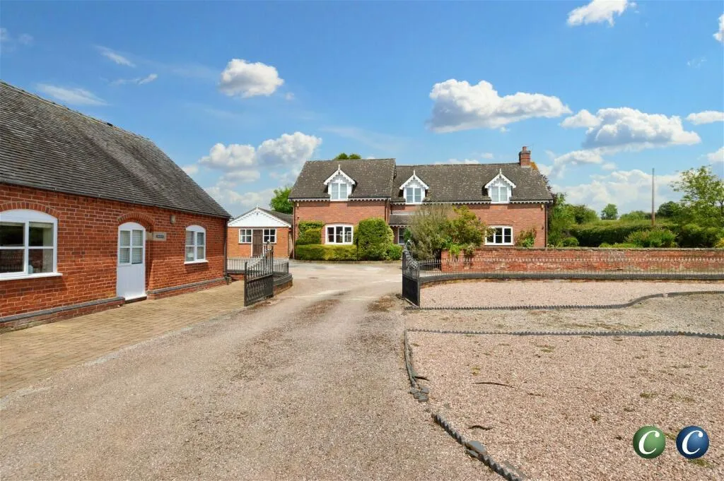 5 bed Detached