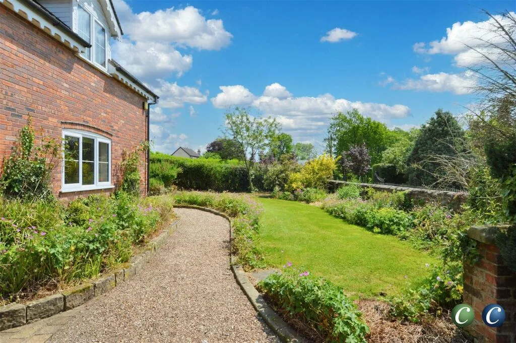 5 bed Detached