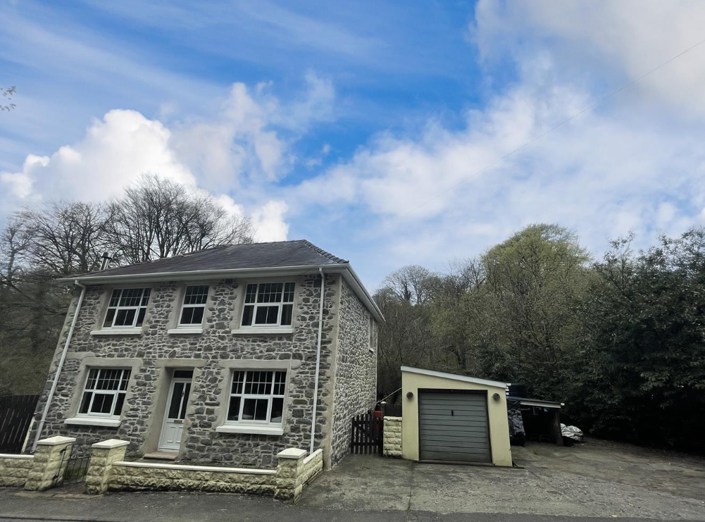 4 bed Detached